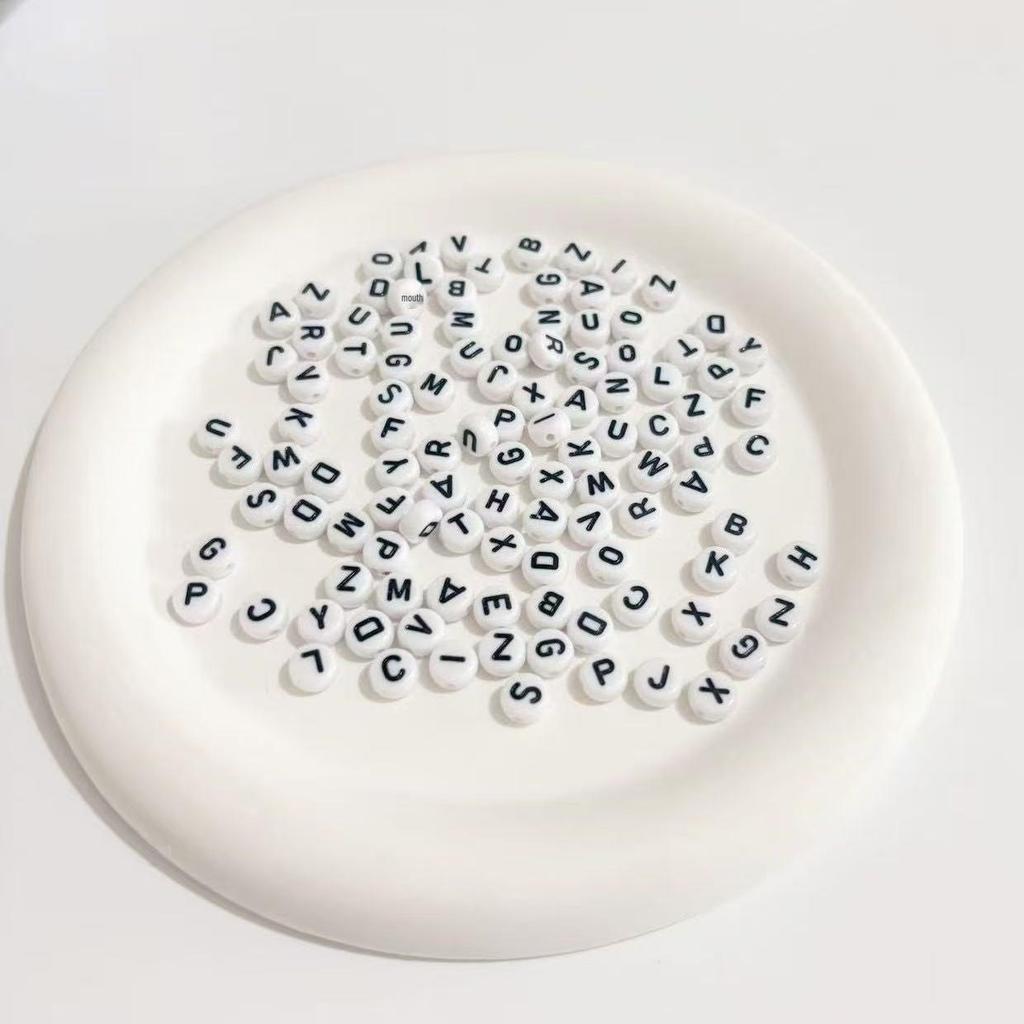 Koraliki akrylowe 4x7mm z literami angielskimi do tworzenia biżuterii DIY - Płaskie koraliki na bransoletki i naszyjniki