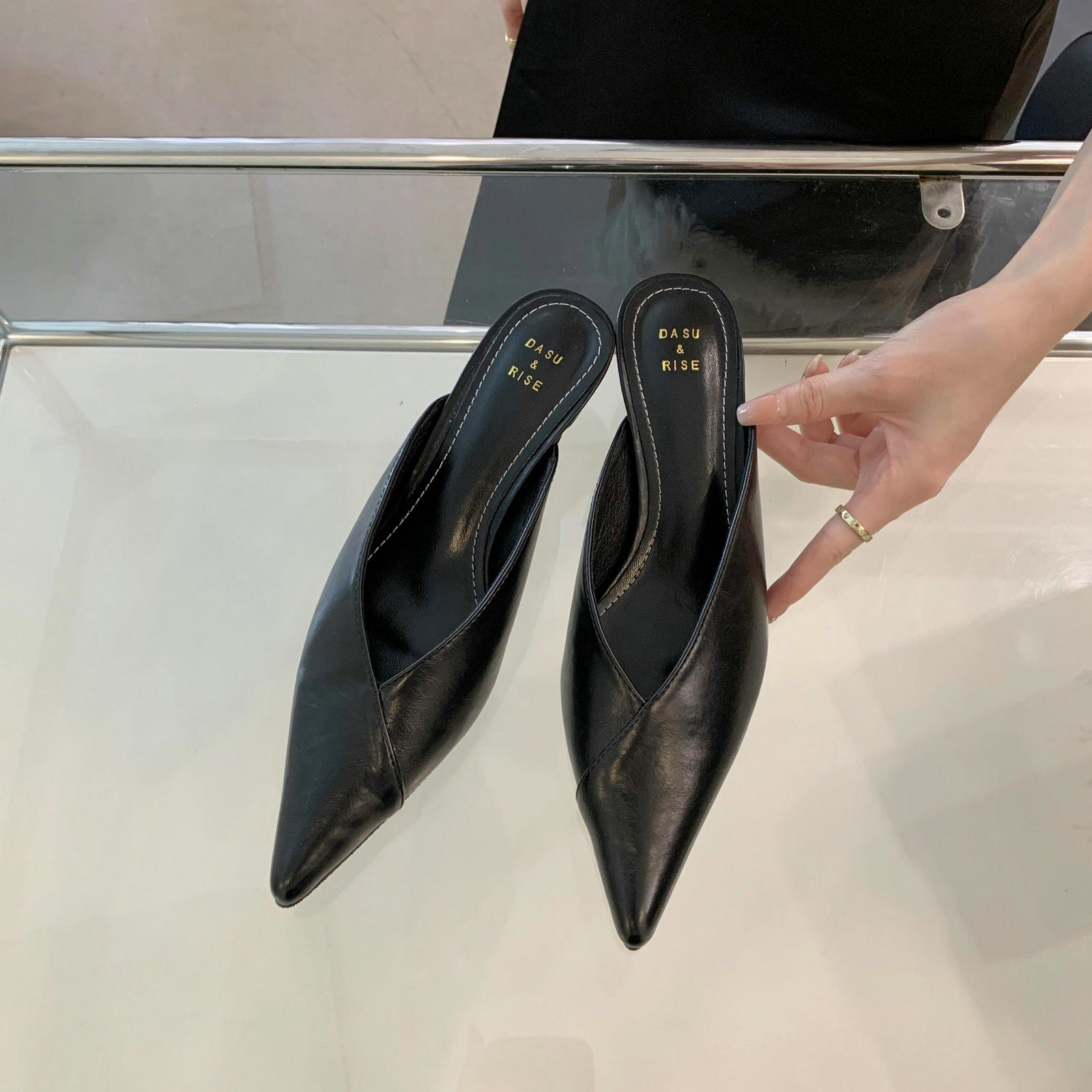 

Fashion Design New Brand Women Slipper Fashion Pointed Toe Shallow Slip on Mules Shoes Thin Low Heel Dress Sandal Shoes 35 чёрный