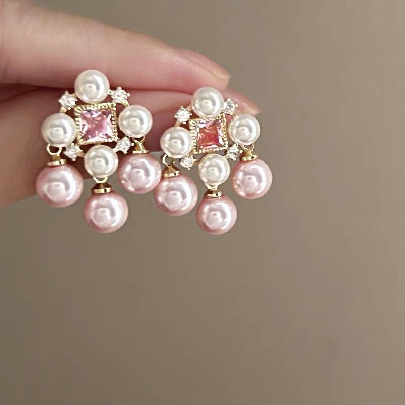 Boucles d'oreilles bohèmes roses à fleurs de perles de rocaille et pompons de perles