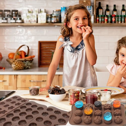 JOERSH Silikon Sjokoladeblomstformer for Godteri, Fettbombe-snacks og Trøfler, 60 i 11 Blomsterdesign, og 4 Stearinlys Såpe Voks Smelteformer (Rose, Sunf