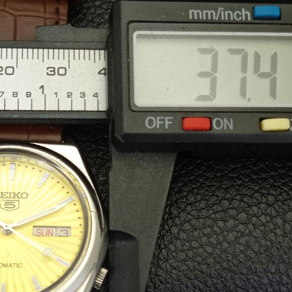 JAPAN VINTAGE SEIKO 5 AUTOMATIC 7009A MENS GOLDEN COLOR DIAL WATCH A701253-5 R206a-a701253