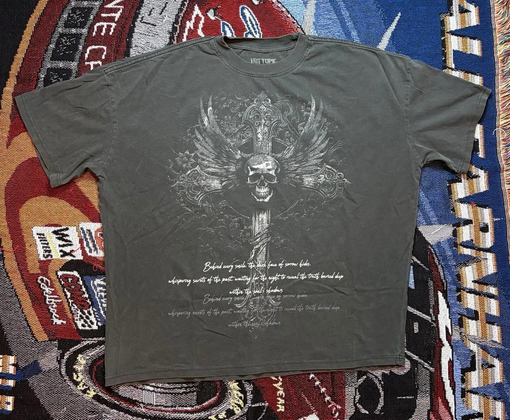 Hot Topic Shirt Gothic Cross Skull Adult Boxy Fit Black Emo Alt Rock Y2K