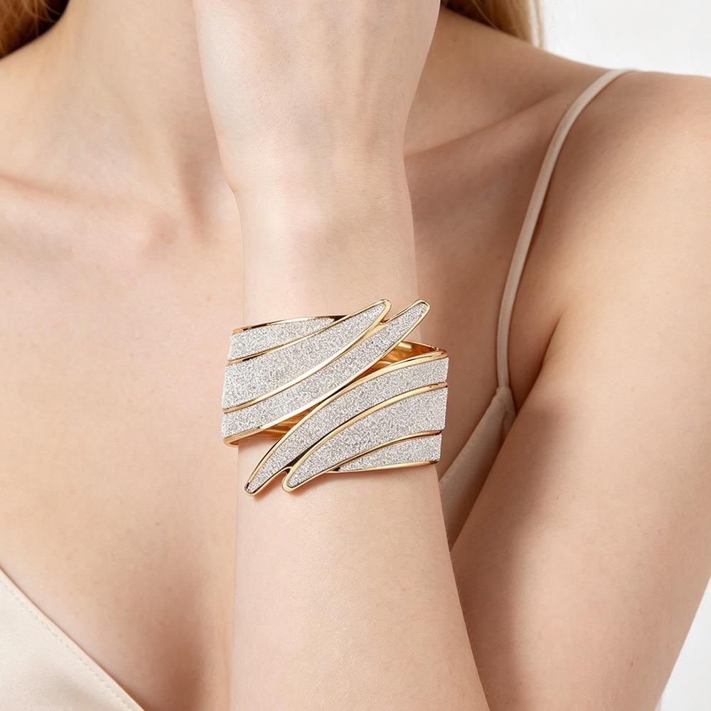 Vintage Fashionable Angel Wings Cuff Bracelet Exaggerated Luxury Shiny Hand Jewelry Open Cuff Charm Metal Cuff Bangles Girls