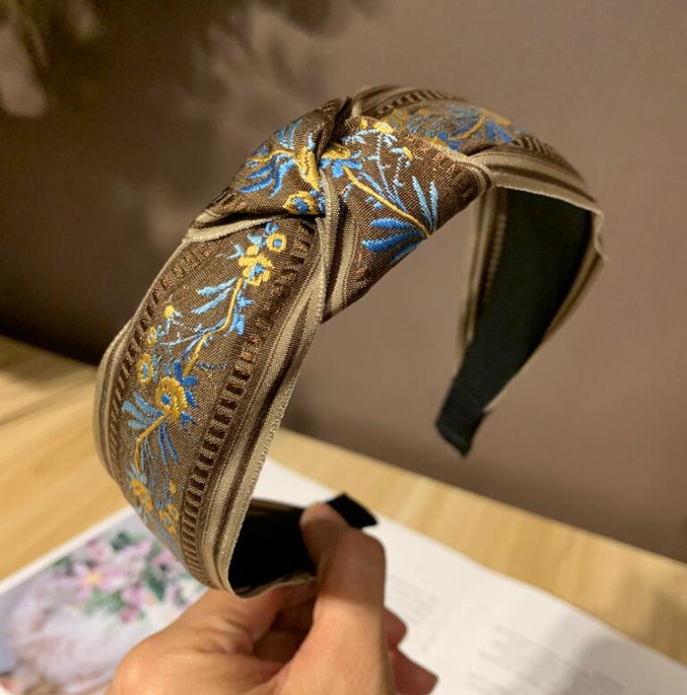 

Новая Мода Вышивка Повязка на Голову Ручная работа Цветы Повязка на Голову Центральный узел Широкая Боковая Тюрбан Для Взрослых Аксессуары для Волос