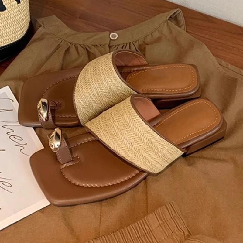Fashion Retro Weaving Low Heel Slippers Women Fashion Metal Decoration Clip Toe Flip-flops Summer Elegant Brand Designer Beach Sandals