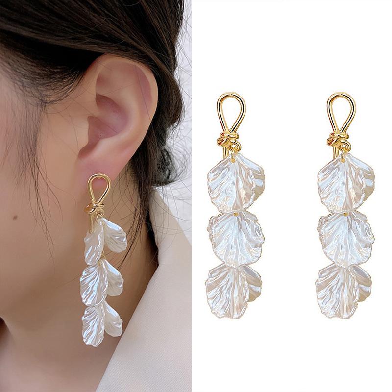 Korean White Acrylic Flower Petal Drop Earrings For Women'S Fashion Statement Shell Flower Trend Alloy Pendant Earring Jewellery