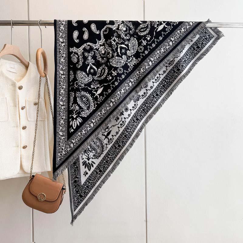 Spot autumn and winter roll grass triangle towel European and American retro skin-friendly boutique jacquard cashew flower imitation cashmere shawl