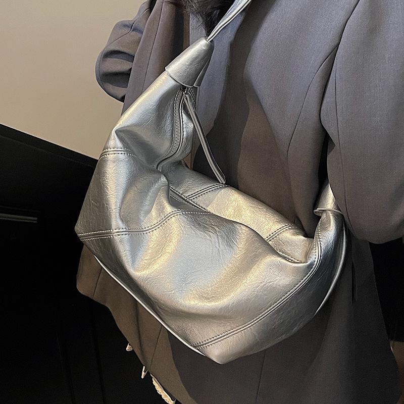 Korean version of casual simple soft leather large-capacity tote bag niche design fashionable high-end single shoulder messenger bag women