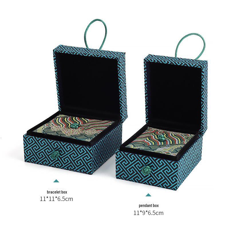 

Браслет из парчи, пряжка из веревки, шкатулка для украшений в стиле ретро; Хранение ожерелий с подвесками Jade and Play. Pendant Box 9x11x6.5CM зелёный