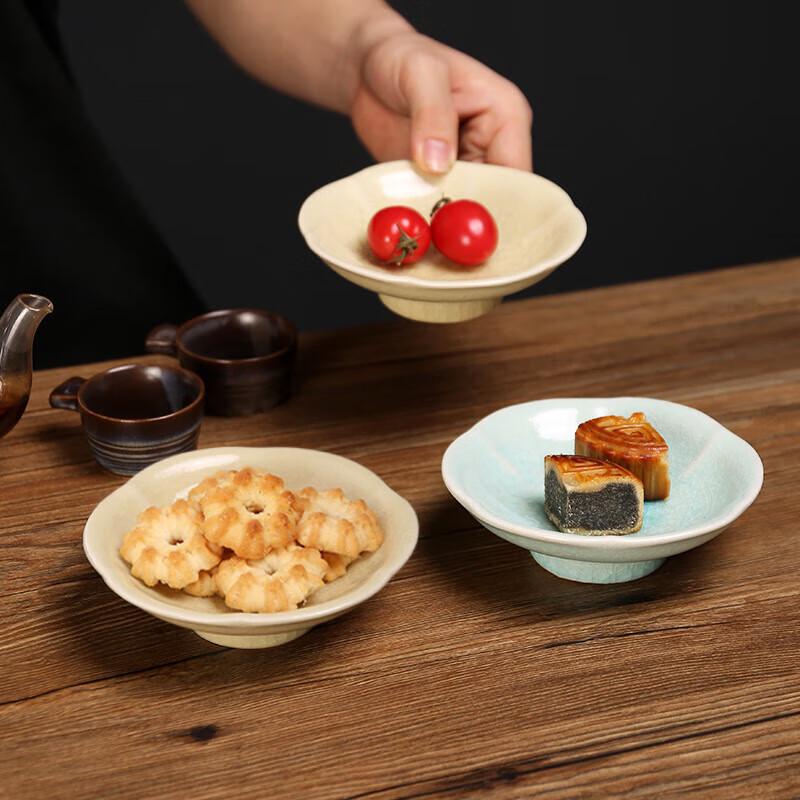 Pabei Chinese Style Ceramic Petal Snack Plates (Set of 2)