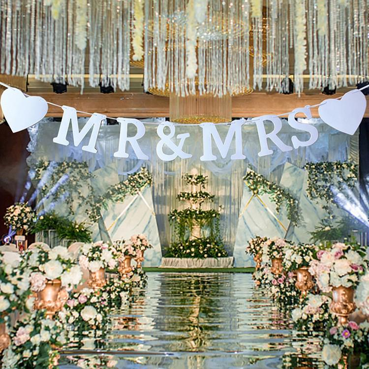 European-American Hot Selling Mr. & Mrs. Anniversary Banner with White Floral Design for Wedding Celebrations
