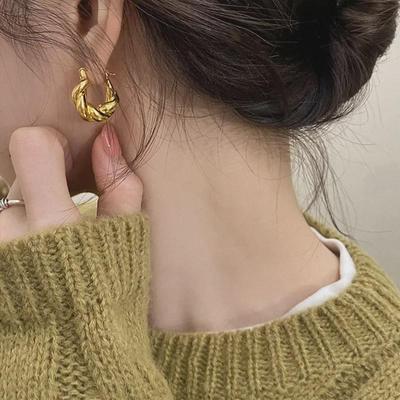 Eleganti Orecchini Cerchio con Croce Intrecciata da Donna - Stile Freddo di Alta Gamma