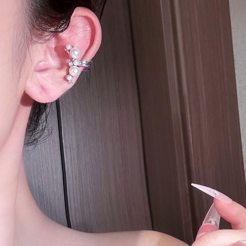 Luxe Rhinestone Pearl Ear Clip: Unique, Elegant, Non-Pierced Ear Cuff for a High-Class Look