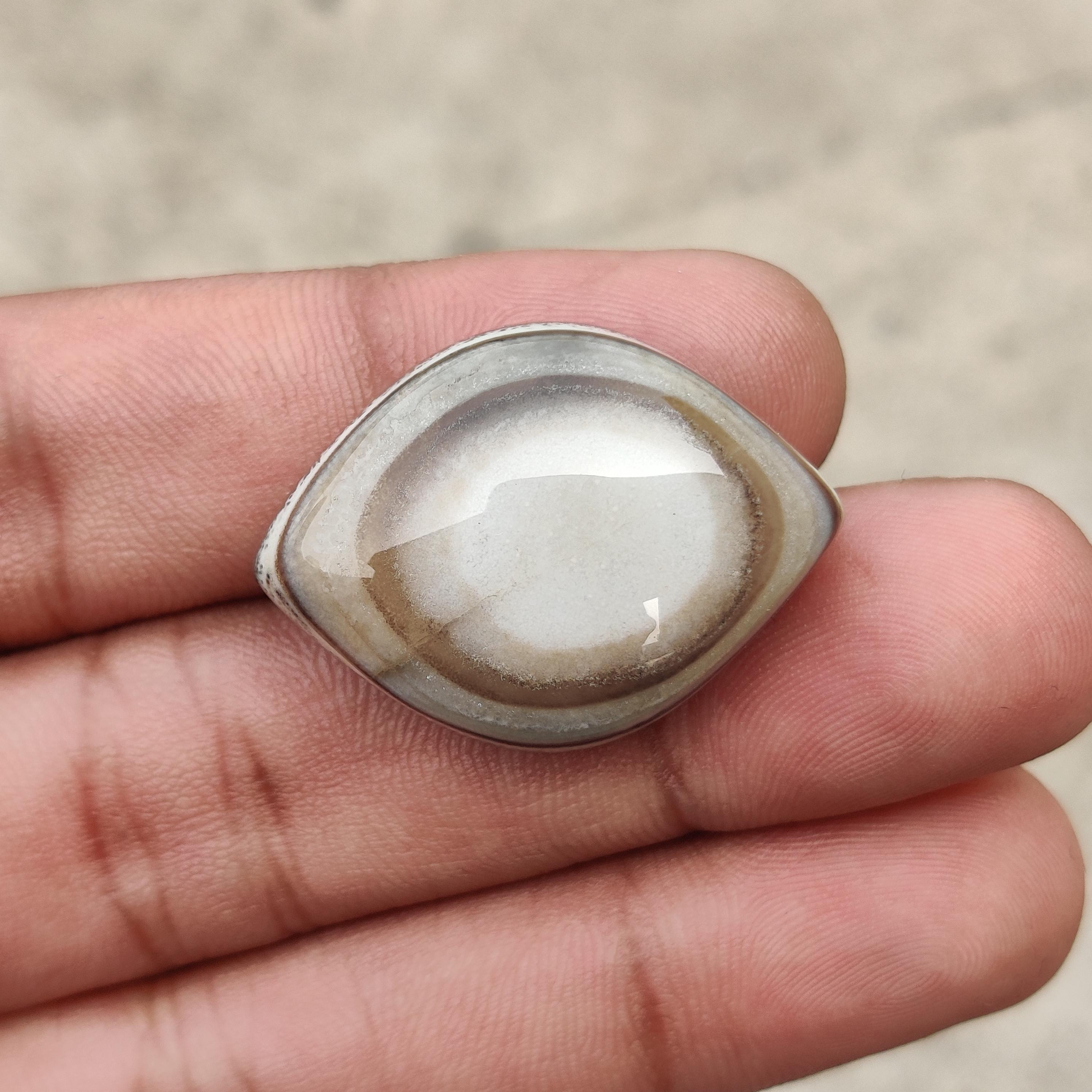 

Размер 32x24x12 мм, Полосатый агат «Бычий глаз», 66,35 карата. 66.35 Carat, 32x24x12 MM