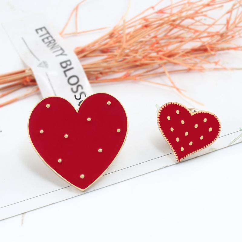 

2Pcs/Set Red Heart Shaped Brooches Couple Best Friends Enamel Pins Metal Badges Clothes Backpack Lapel Pin Fashion Jewelry Gifts