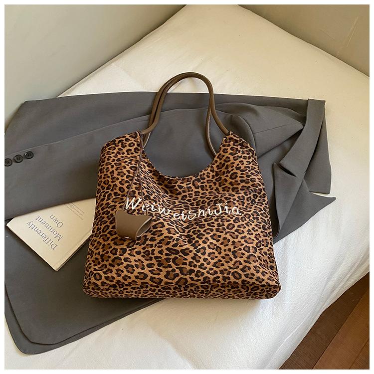 

Leopard print bag women s large capacity 2025 autumn new casual canvas shoulder shopping bag class commuter tote bag коричневый