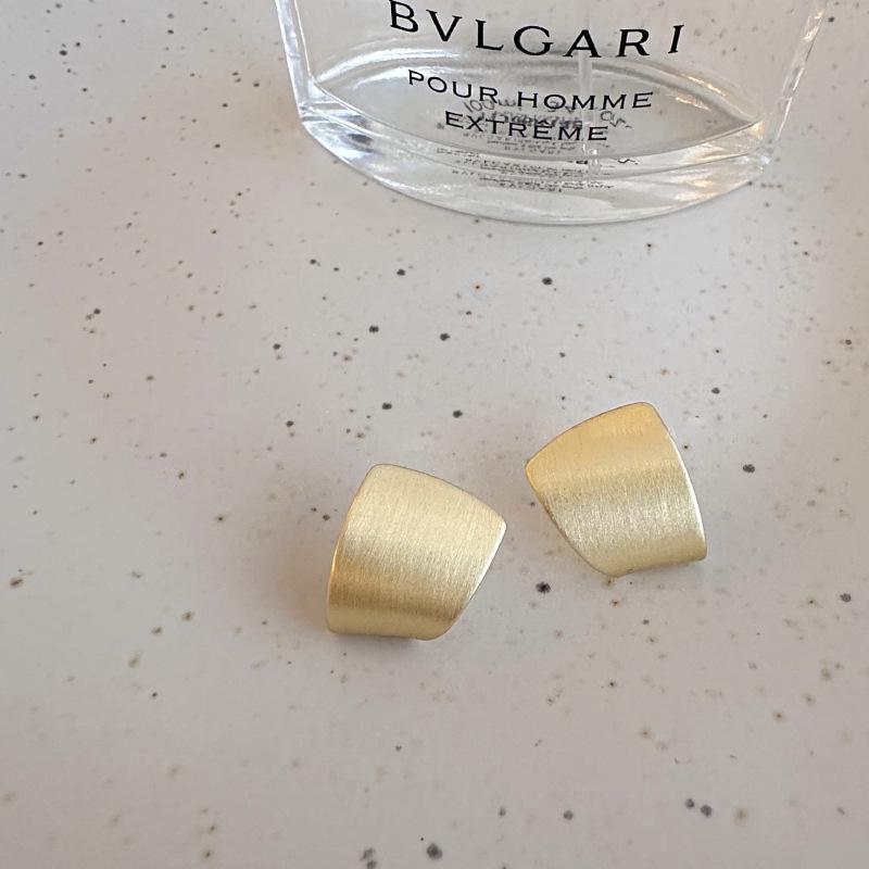 

Ретро Минималистичные Серьги-пусеты из матового металла для женщин - Нишевый дизайн, Стиль для холодной погоды