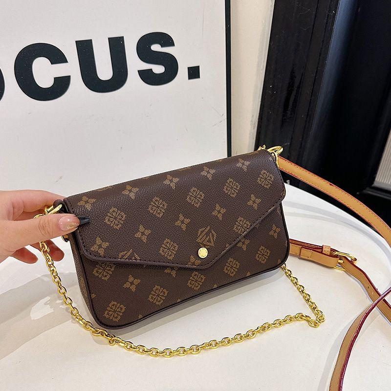 

Женская летняя сумка-багет на цепочке с принтом в виде конверта, 2025, новая маленькая сумка кроссбоди, самая продаваемая, универсальная и легкая маленькая квадратная сумка Brown