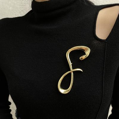 High-end Metal Design, 8-shaped Brooch, Trendy and Individualistic Coat, Pin, Overcoat Accessory