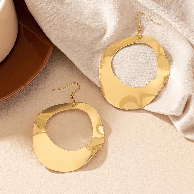 Elegante Damen Ohrringe mit geometrischen Kreisen und unregelmäßigem Steckerdesign