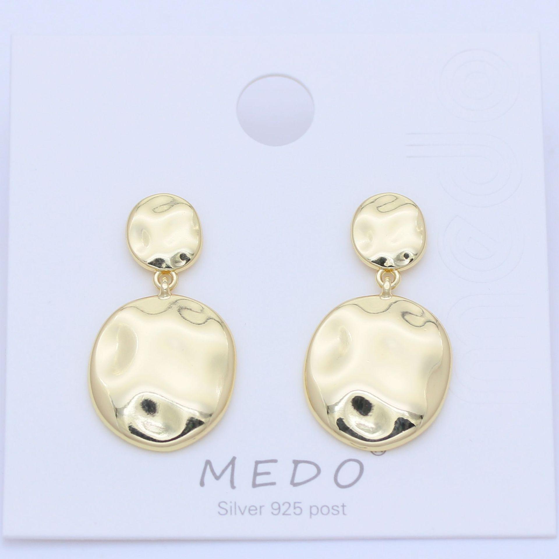 

Round Minimalist S925 Silver Needle Earrings with Gold Color Retention – Elegant, Fashionable, and Smooth Alloy Design.