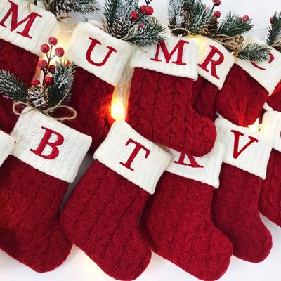 Weihnachtssocken-Ornament mit Umhängeband, großes Fassungsvermögen, satte Farben, klassisches Buchstaben-Design, Strumpf-Hängedekoration
