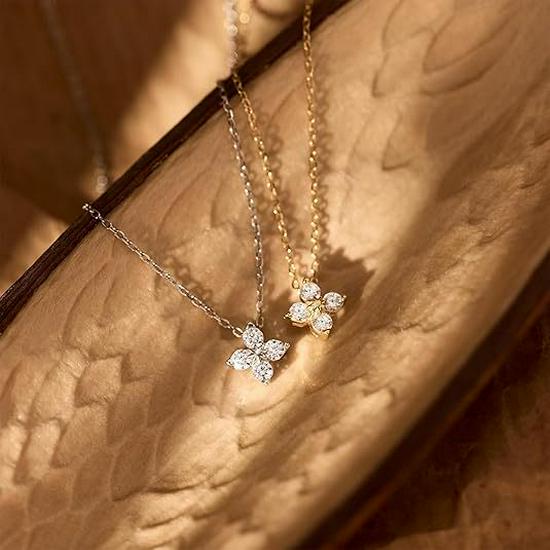 Four-Leaf Clover Necklace for Women with Diamond-Inlaid Pendant - Shiny INS Style Collarbone Chain.