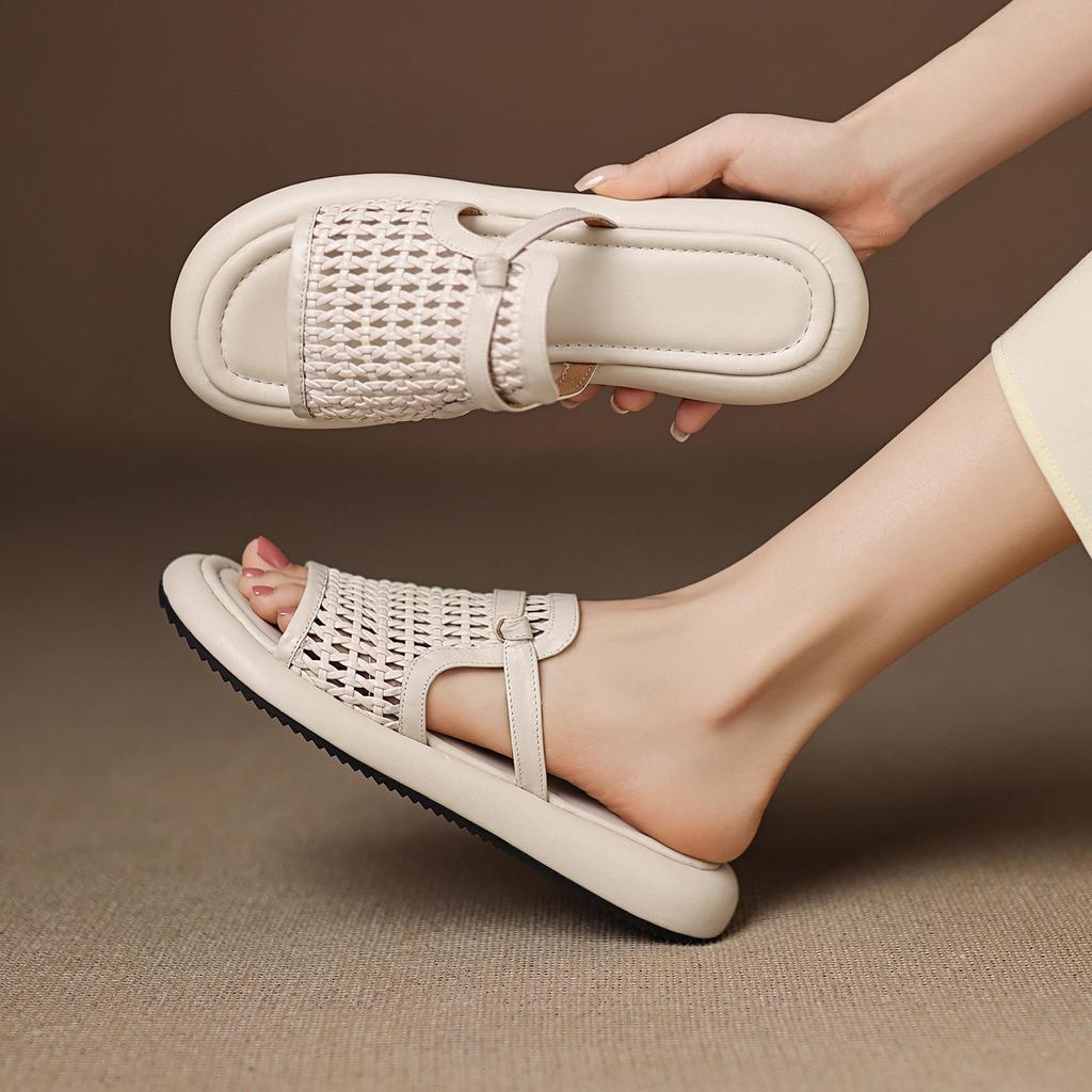 2025 new round head woven hollow casual flat bottom versatile comfortable outer wear beach shoes thick sole cool slippers women