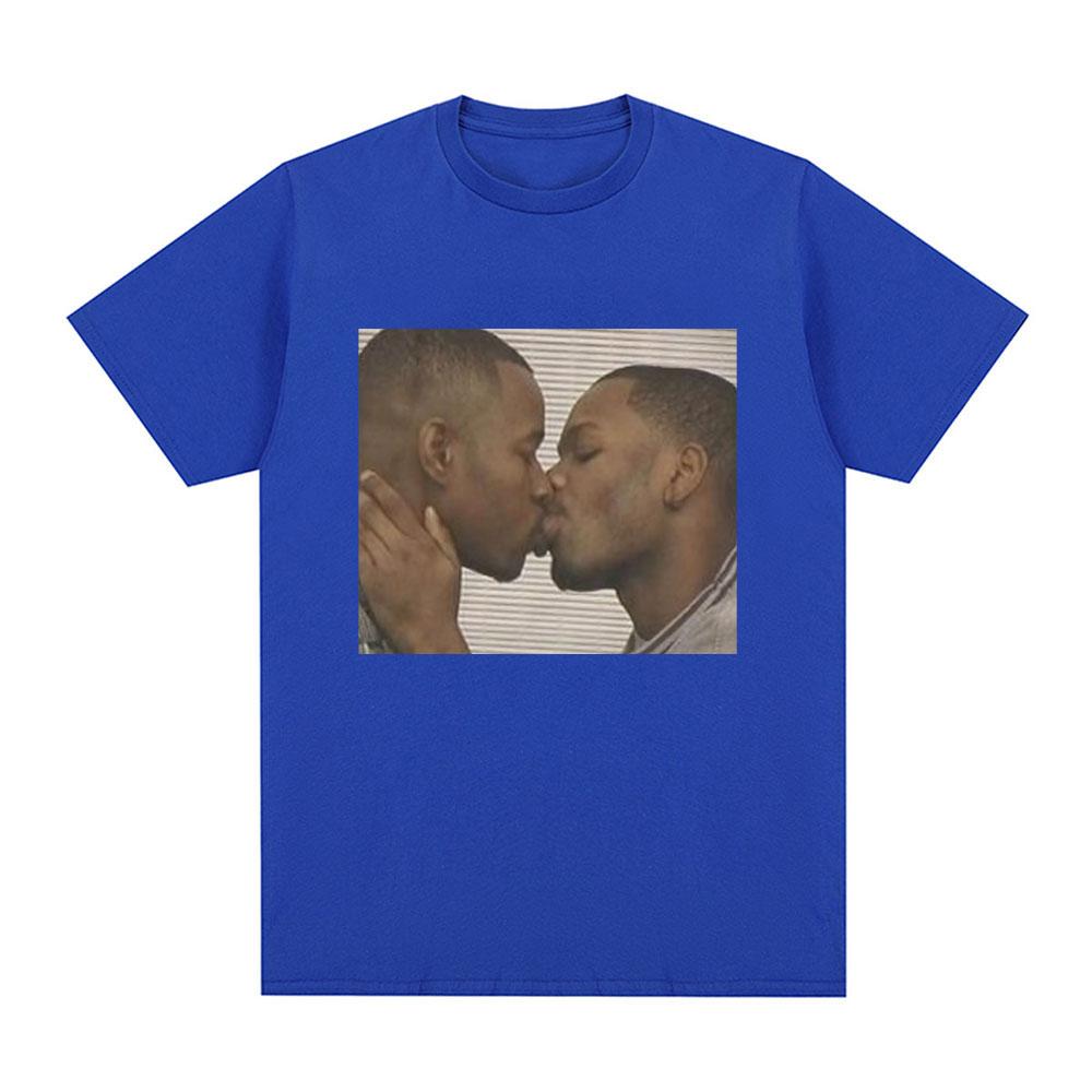 Funny Two Men Kissing Meme T Shirt Men Women Fashion Hip Hop Vintage T-shirt 100% Cotton Casual Loose Short Sleeve T-shirts Tops