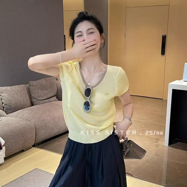 A Stylish Round-neck Knitted Short-sleeved, Front-shoulder T-shirt with A Thin Back and A Small Blouse with A Cutout Exude A High-end Vibe for Women