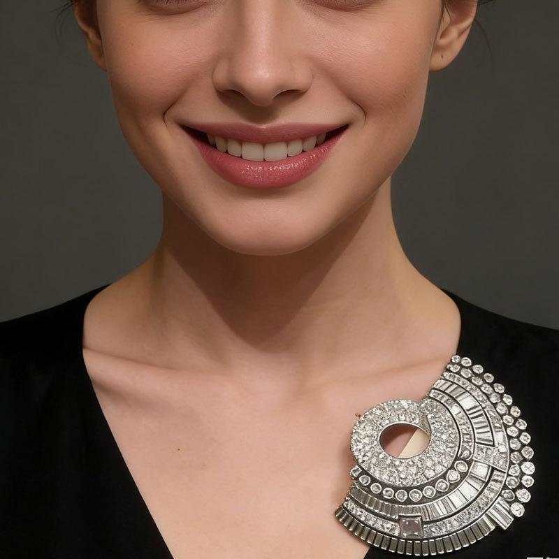 European And American Fan-Shaped Collar Clip Brooch Popular Item Exquisite Luxury Chest Flower Pin For Women Jewelry Accessory