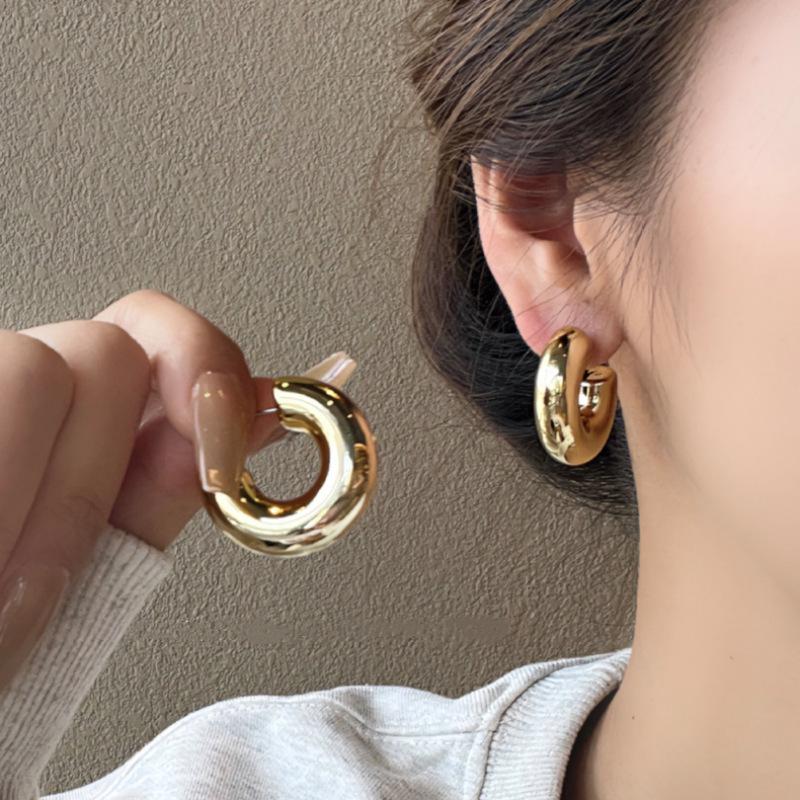 European and American niche retro fashion single product small earrings earrings women's simple personality versatile commuter daily earrings