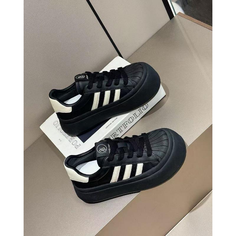 

Мягкий кожаный верх, черные кеды на платформе, женские осенние новинки, с круглым носком, повседневная женская обувь, туфли с большой головой 35