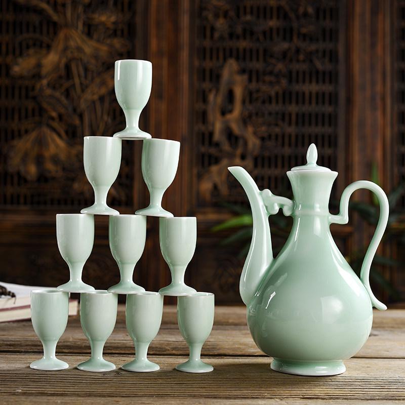 Antique Style Ceramic Wine Set: Decanter & Small Baijiu Cups
