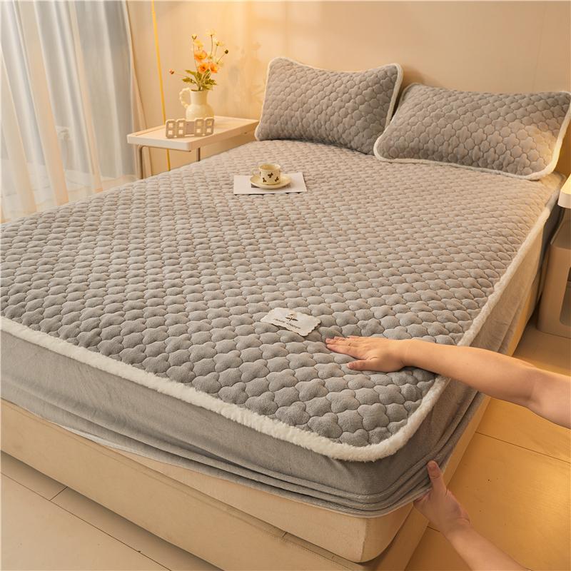 Quilted Bed Cover Velvet Mattress Protector Skin-friendly Bedspread Winter Thickened Bed Linen fundas de colchón (No Pillowcase)