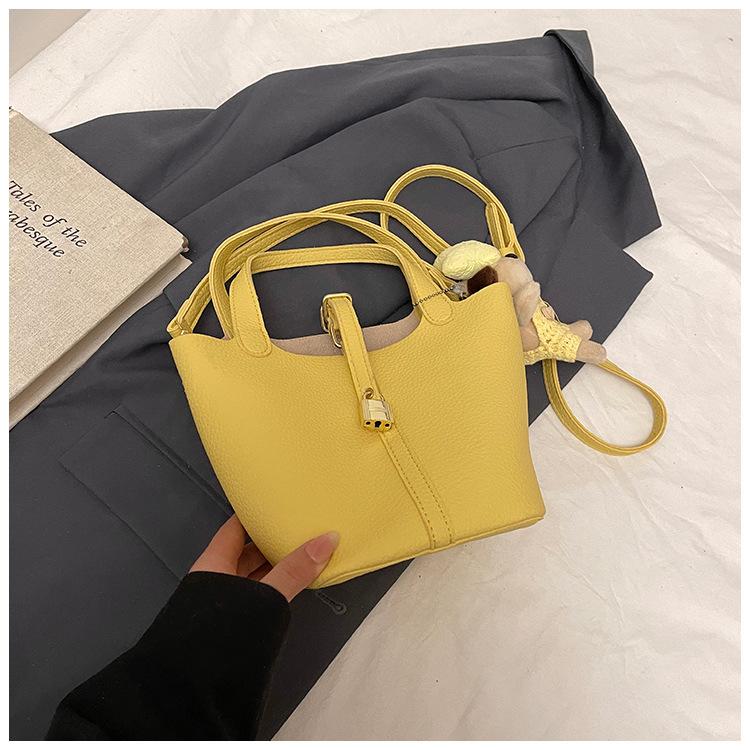 Today's Popular Bags Are Women's New Fashion and High-end Single Shoulder Messenger Bags, Portable Bucket Bags.