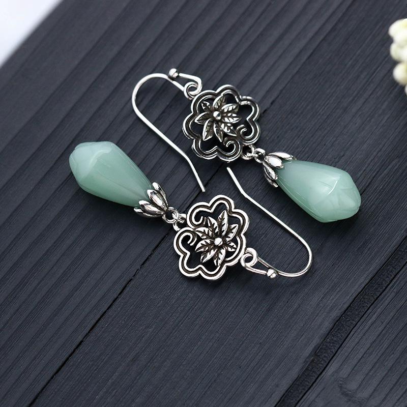 Von Xiaohongshu empfohlene Retro Magnolien Thai Silber Imitation Hetian Jade Ohrringe