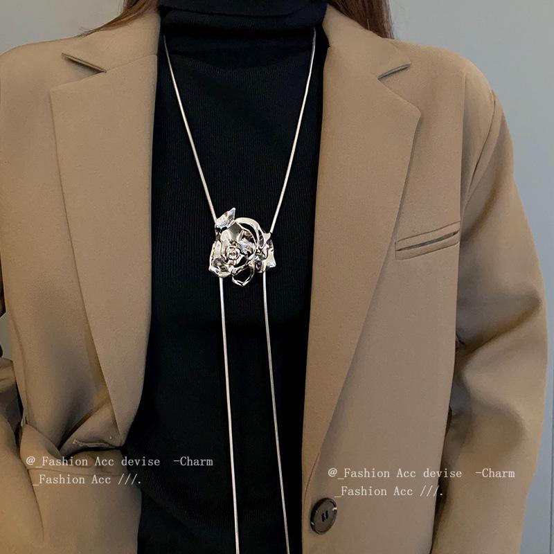 

Minimalist Floral Snake Bone Chain Necklace - Versatile and Stylish Women s Jewelry