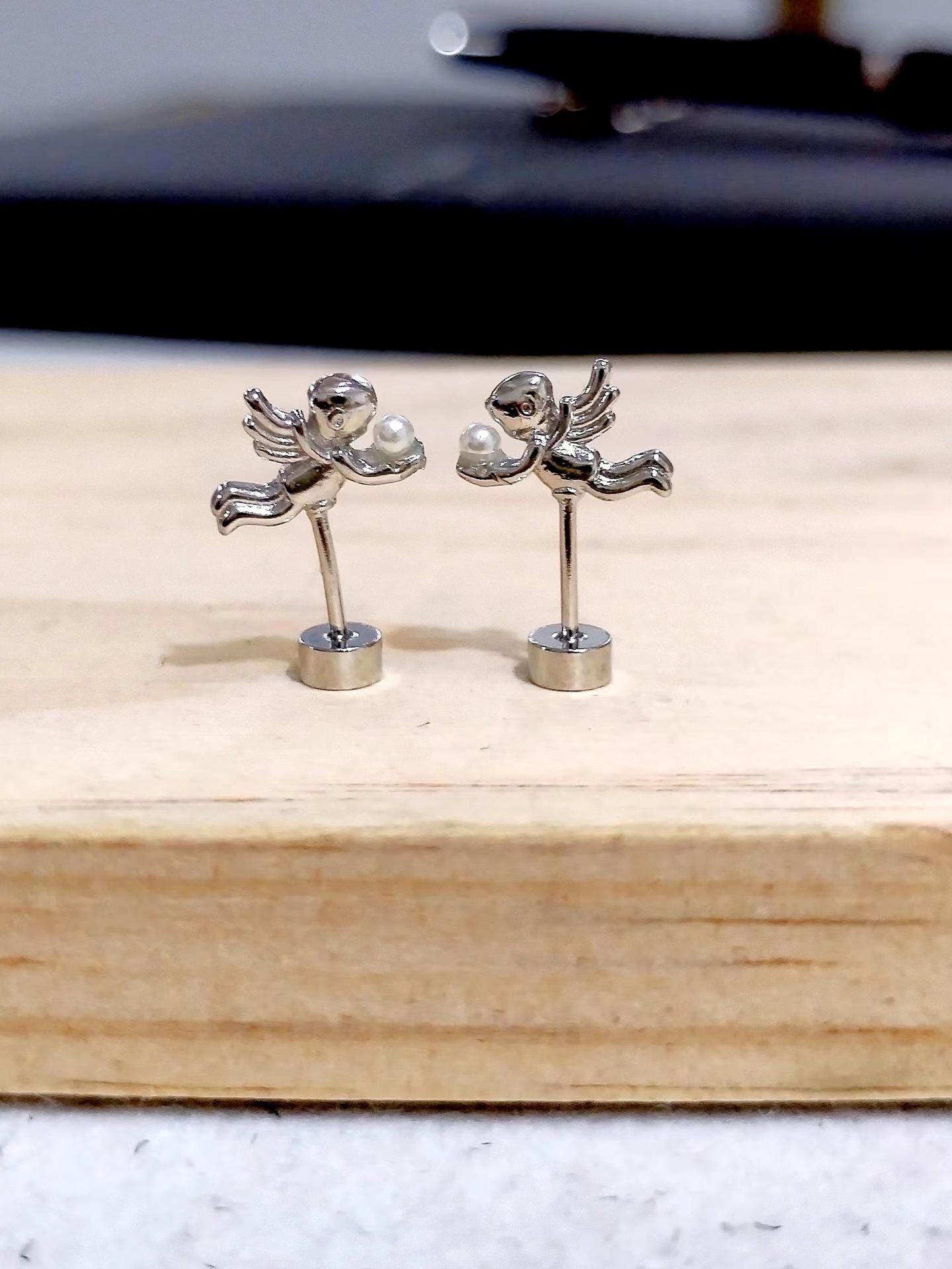 

Unique three-dimensional angel stud earrings sweet personality cupid high earbone nails titanium steel screws flat bottom earrings