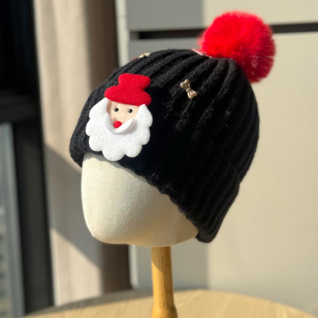 \nAutumn/Winter Santa Claus-themed red knitted hat for women with a large head circumference, which makes the face look smaller. It's a versatile,