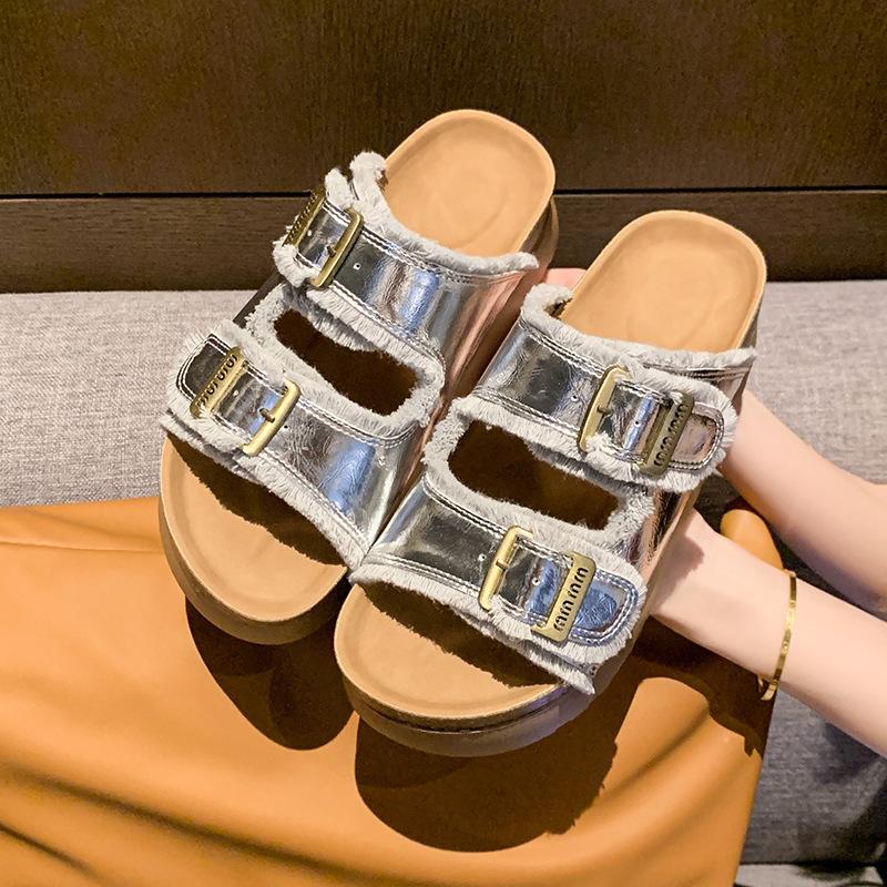 

2025 summer new fashion leisure sports style one-word thick bottom outer wear super fire niche retro slippers women 40 серебряный
