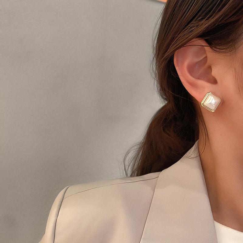 Temperament Gold Color Edging Geometric Imitation Pearl Stud Earrings for Women Retro Piercing Jewelry Accessories