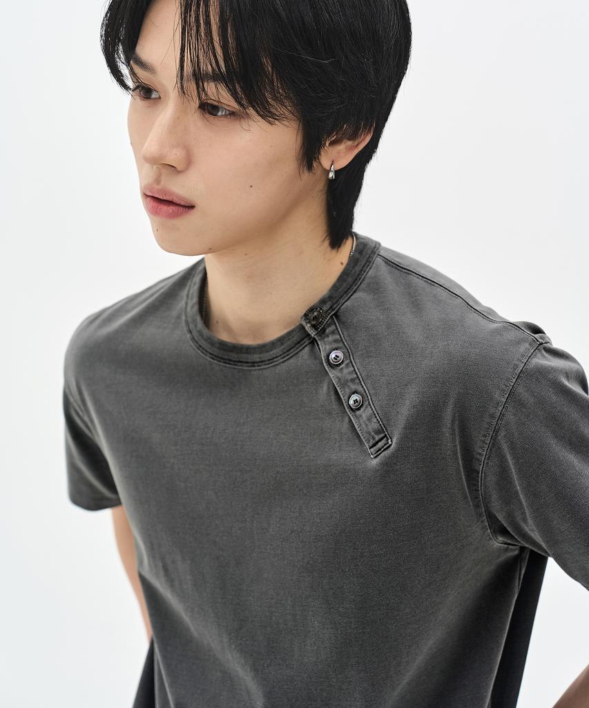 Sobeomeonteu Diagonal Henley Neck T-Shirt - Pigment Charcoal -