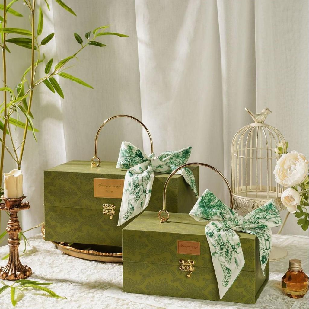 Red Wedding Favor Box with Silk Flower for Bridesmaids and Groomsmen