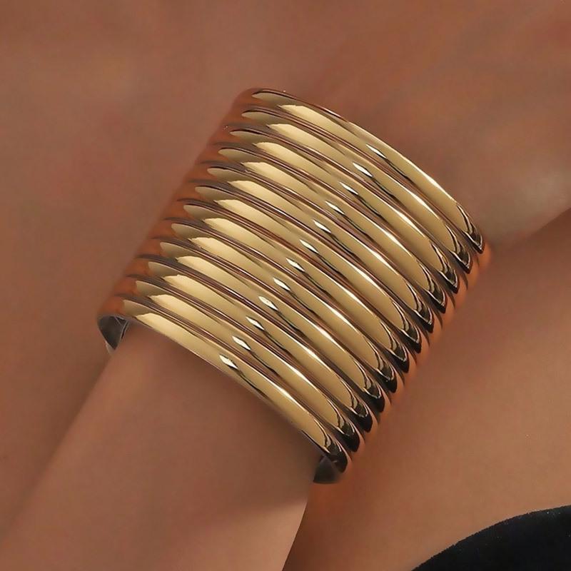 

Стильный женский набор украшений из искусственной кожи: ожерелье и браслет