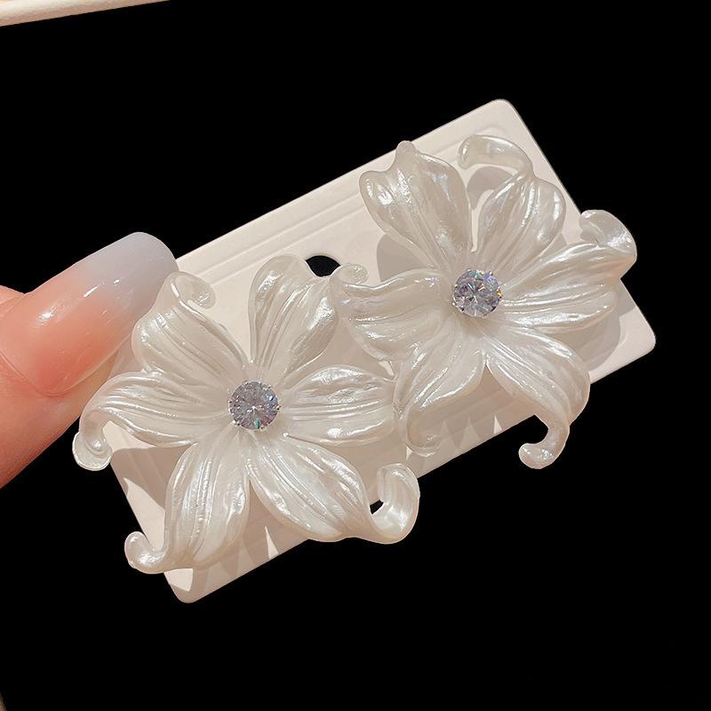 Blooming White Flower Big Stud Earrings for Women Shiny Rhinestones Acrylic Curled Petals Earrings Wedding Party Trendy Jewelry
