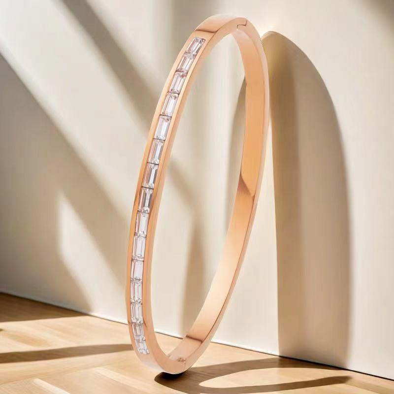 Bracelet de Luxe en Acier Inoxydable pour Femme: Titane Électroplaqué, Sertissage Diamants Complet, Style Européen-Américain