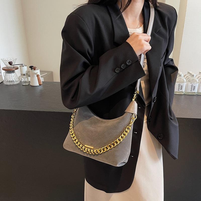 This Year, the Popular Chain Small Bag Women's 2025 New Fashion Portable Dumpling Bag Spring and Summer Versatile Commuter Messenger Bag