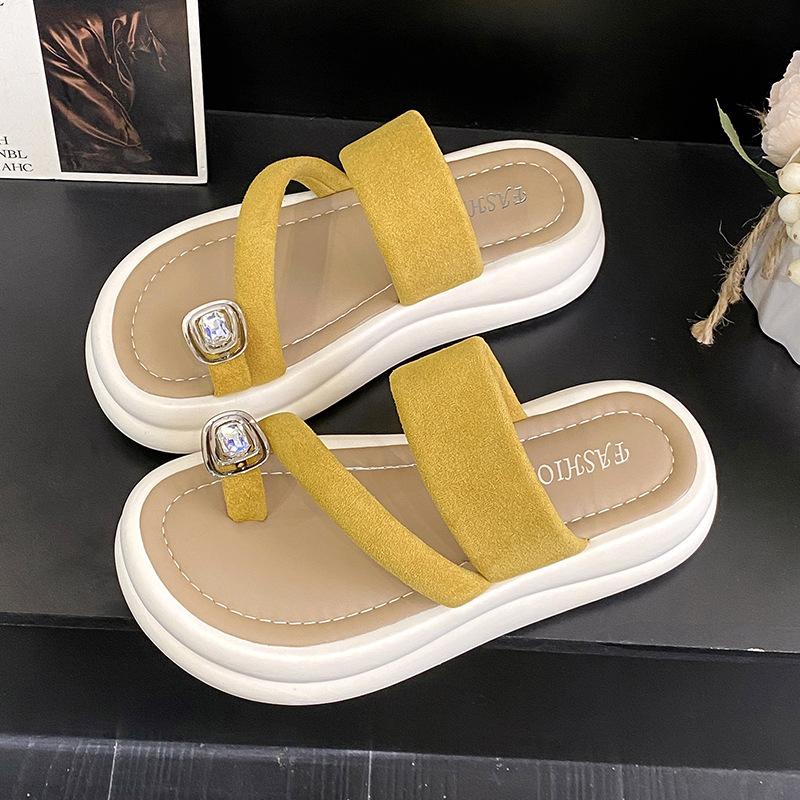 Thick-soled slippers for women's summer wear, stepping on shit 2025 new set of toe sandals, beach fashion with skirts, cool slippers for women