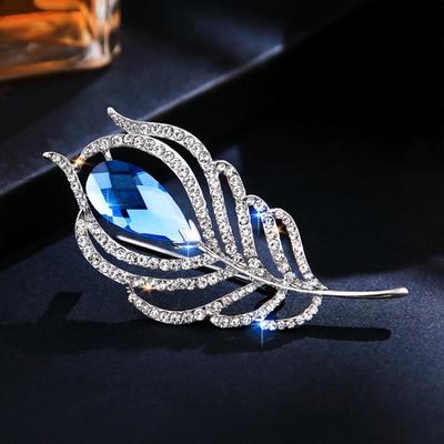 Spilla con Piuma di Pavone, Spilla da Donna alla Moda con Cristalli Imitazione, Spilla Versatile ed Elegante dal Senso del Design